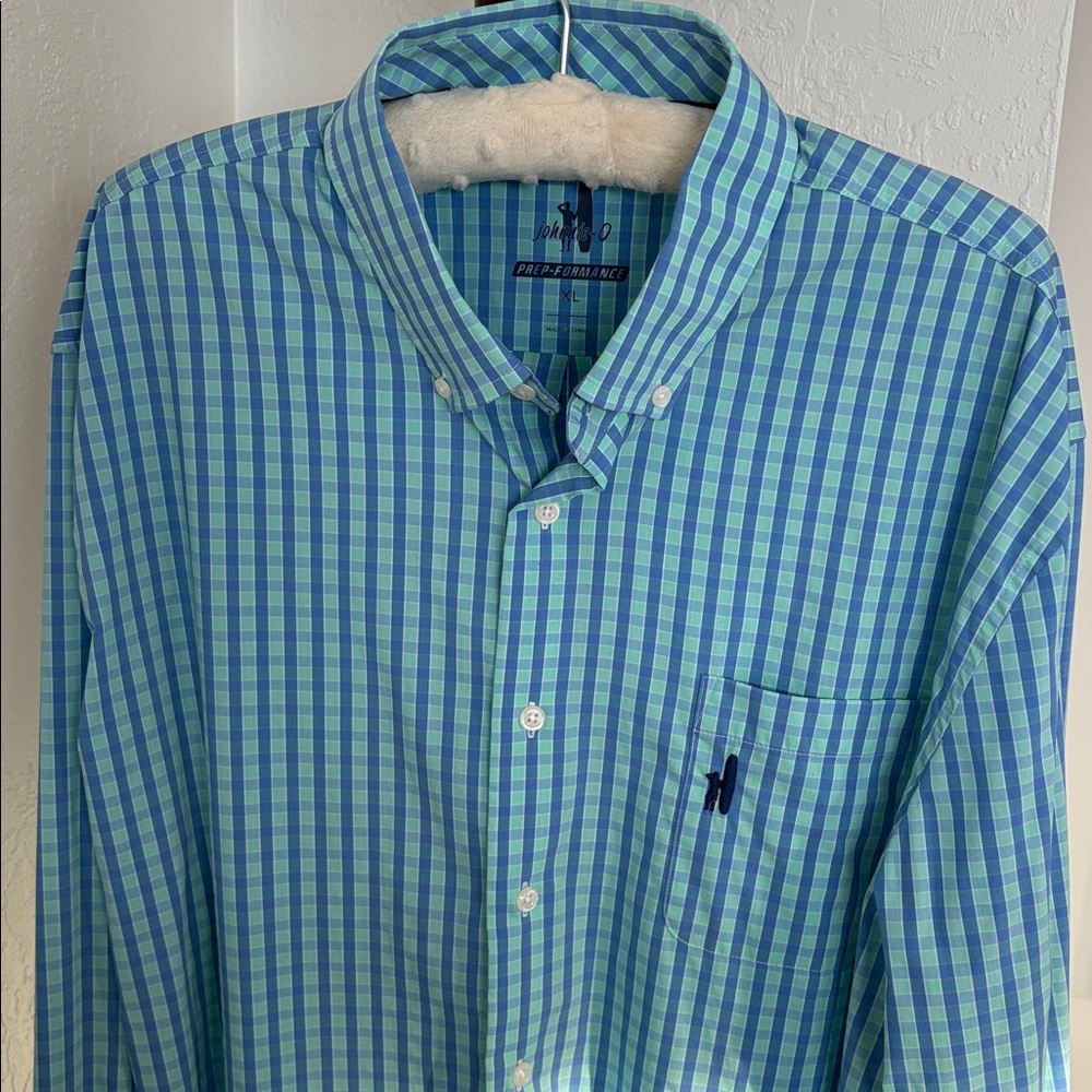 Men’s Johnnie-O prep-formance long sleeve button down shirt.